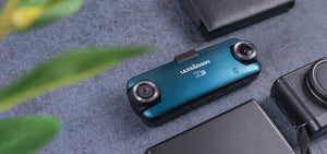 ULTRADASH Z3 擺放在灰色桌面上旁邊有相機 皮夾與葉子