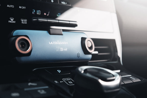 UltraDash Z3+ 雙鏡頭行車記錄器放在高級車的中導上