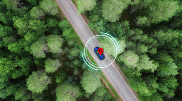 森林中一輛藍色車子被GPS定位