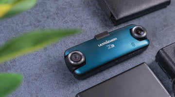 ULTRADASH Z3 擺放在灰色桌面上旁邊有相機 皮夾與葉子