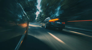 同樣車速，白天清楚晚上卻糊？破解行車紀錄器「夜間車牌模糊」原因與解法