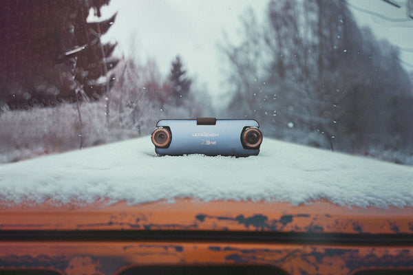 行車記錄器放在雪景中的車上